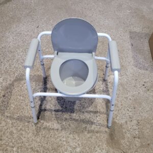 Стул-туалет с санитарным оснащением, до 100 кг, сиденье 45 см, AMRUS AMCB6803