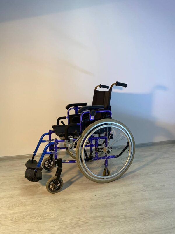 Инвалидное кресло складное, сиденье 44 см, спинка складная, РОССИЯ